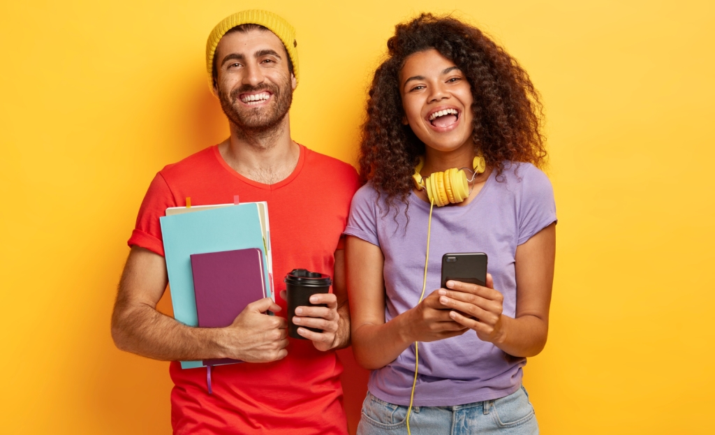 Oameni fericiți în timp ce învață o limbă străină pe platforma VorbiGo