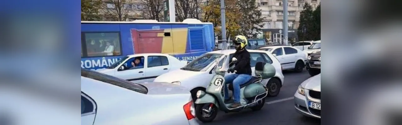 Motocicliștii pot trece printre mașini oprite la semafor, conform noului proiect de lege