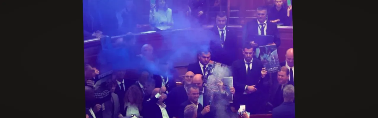 Reprezentanții opoziției blochează podiumul cu fumigene și rachete